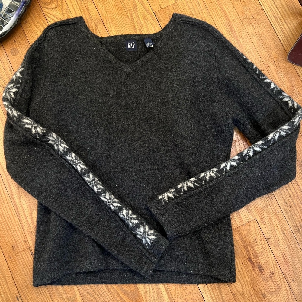 Gap Lambswool Snowflake V-Neck Sweater - Medium